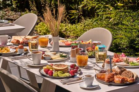 table garnis pour le petit déjeuner