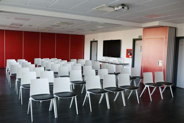 chaisses dans une salle de séminaire