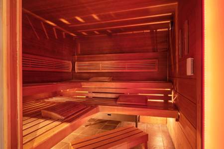 Interior de sauna de madera