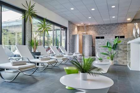 transats dans le hall du spa