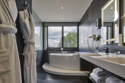 salle de bain avec baignoire balnéo