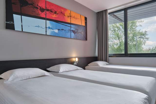 3 lits simple dans une chambre