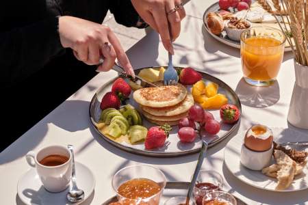 pancake, oeuf à la coque, café et jus d'orange