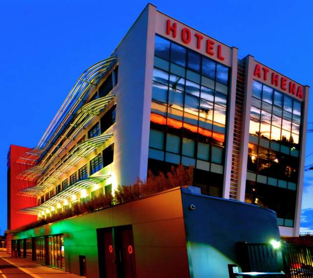 Façade de nuit de l'hôtel Athena Spa de Strasbourg
