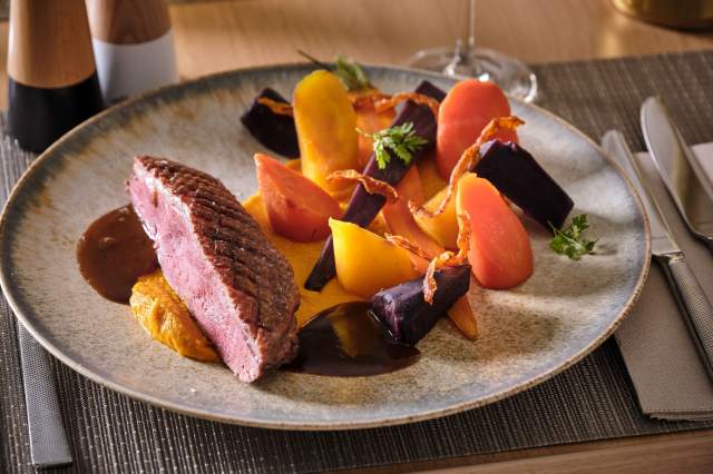plat de viande rouge et légumes
