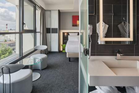 Chambre au fond et salle de bain devant