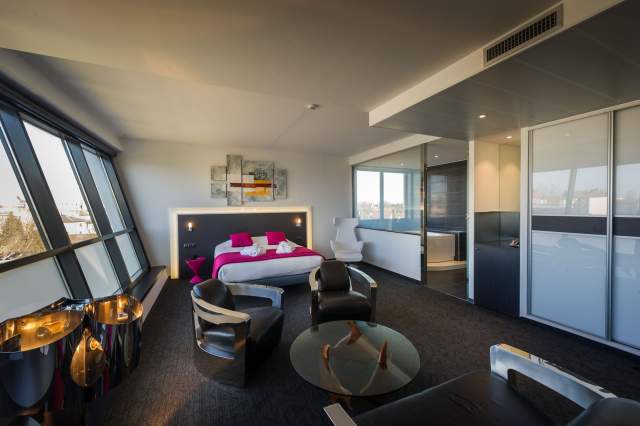 chambre lit double avec grande baie vitrée