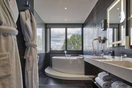 baño con bañera de hidromasaje